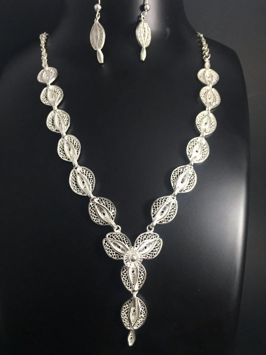 Elegant Silver Filigree Necklace